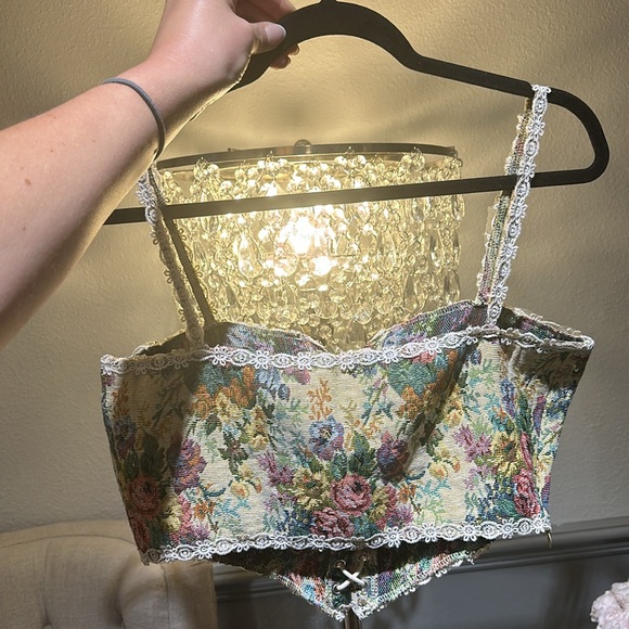 Tie up flower and lace top - Picture 2 of 4